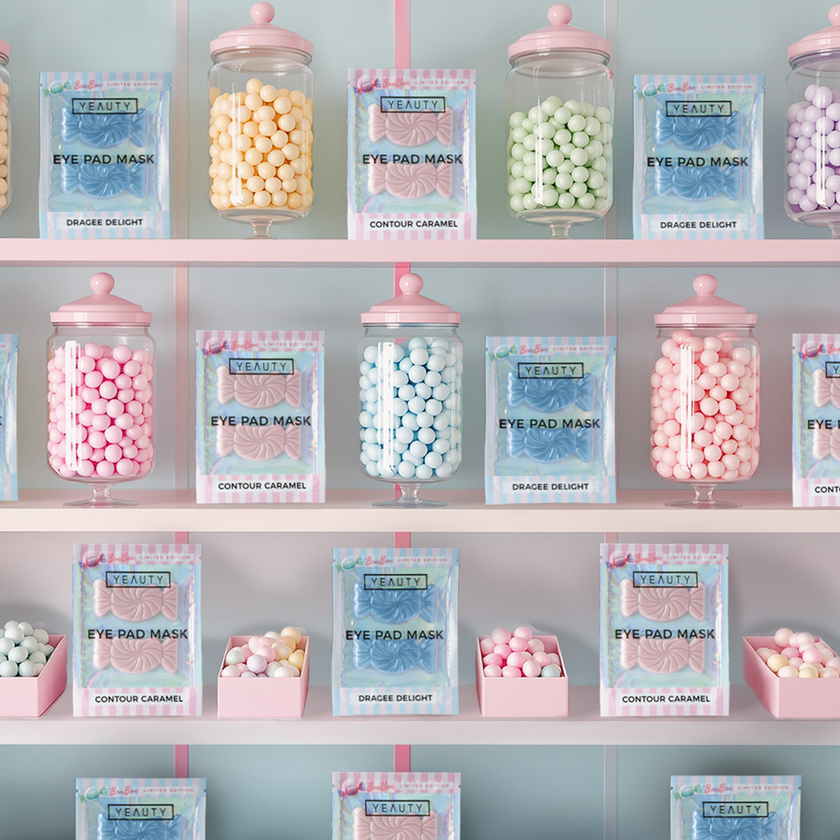 YEAUTY Hypnotic Hibiscus Flower und weiter Yeauty Masken um Regal zwischen Bonbon-Gläsern
