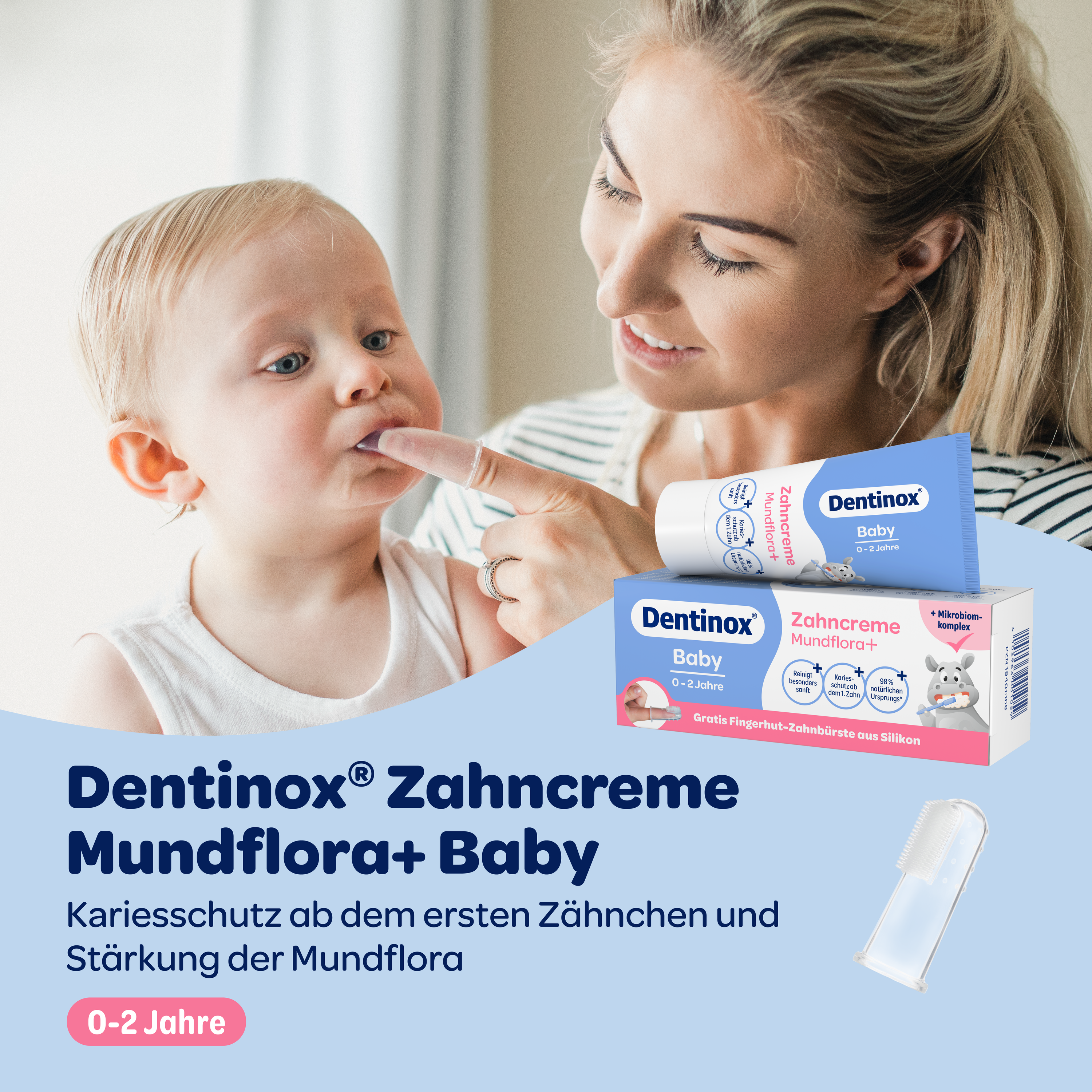 Mutter die kleinem Kind die Zähne putzt, blauer Balken mit Text und Dentinox Zahncreme Mundflora Baby