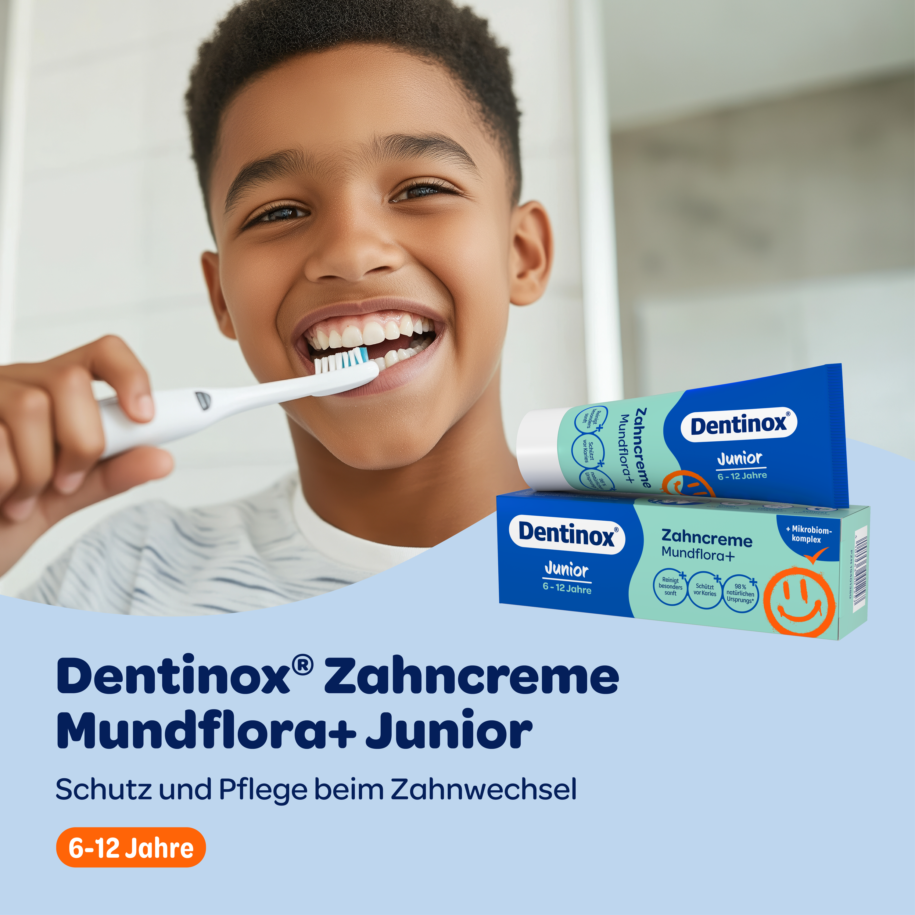 Zähne putzender Junge und blauer Balken mit Schrift und Dentinox Zahncreme Mundflora Junior