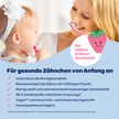 Mutter und kleines Kind die Zähne putzen, blauer Balken mit Text
