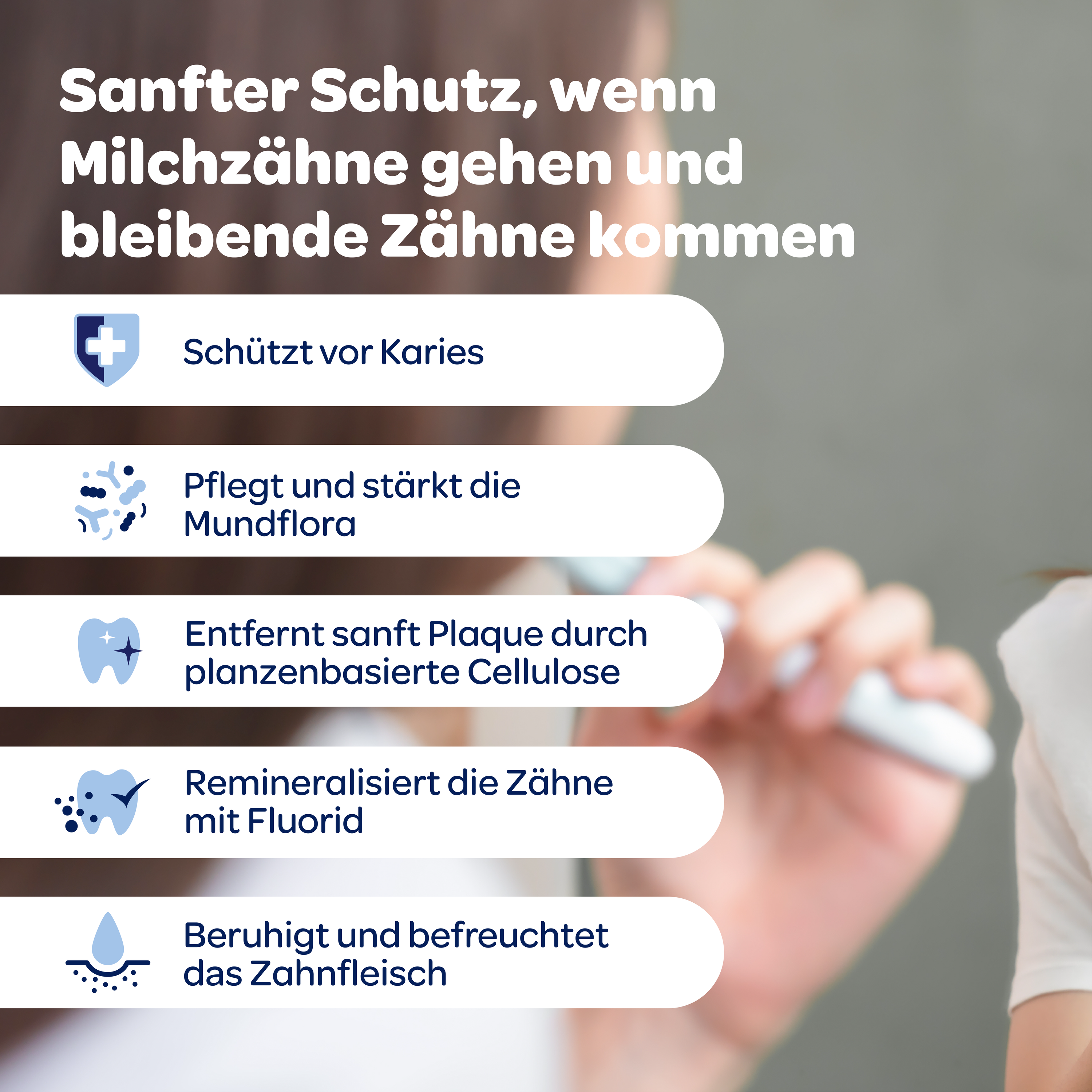Schrift in weißen Kästen auf Bild vom Zähne putzenden Kind