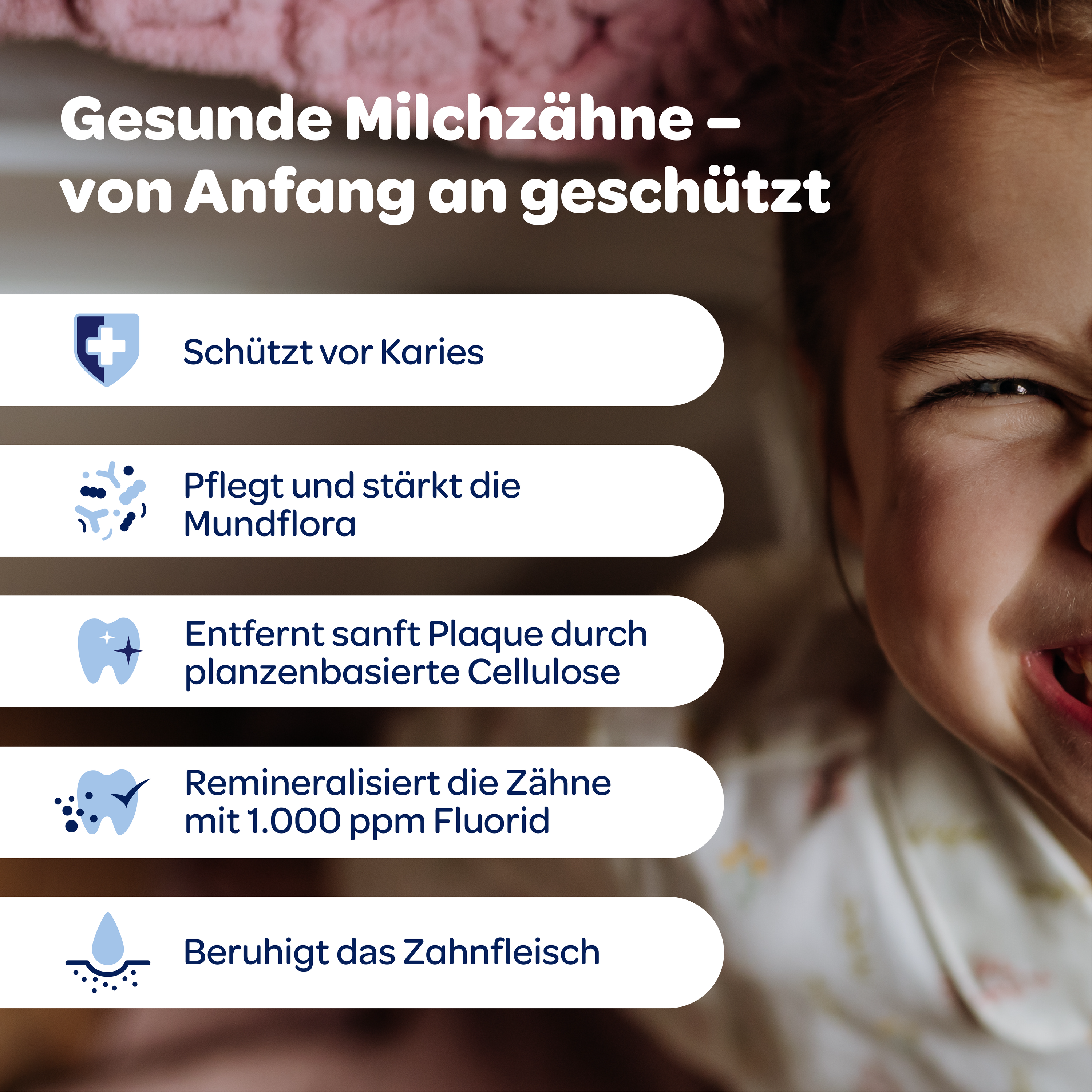 Schrift in weißen Kästen auf Bild vom lachenden Kind