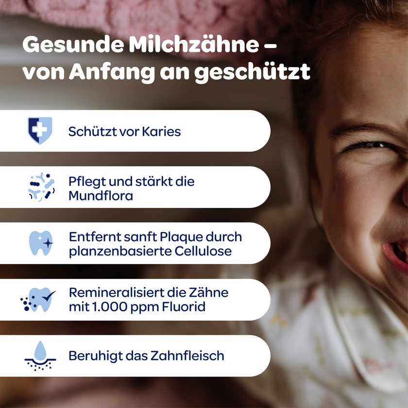 Schrift in weißen Kästen auf Bild vom lachenden Kind
