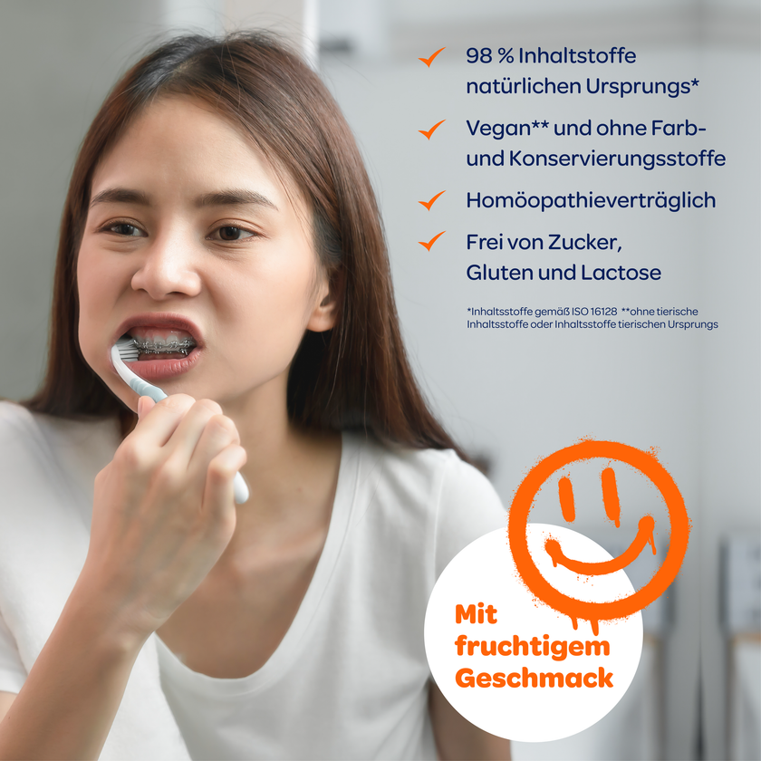 Text in weißem Kreis auf Bild von einem Zähne putzenden Mädchen mit illustriertem Gesicht