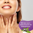 Close up vom Hals einer lächelnden Frau mit Händen rechts und links und Störer mit Schrift und Salbeipflanze