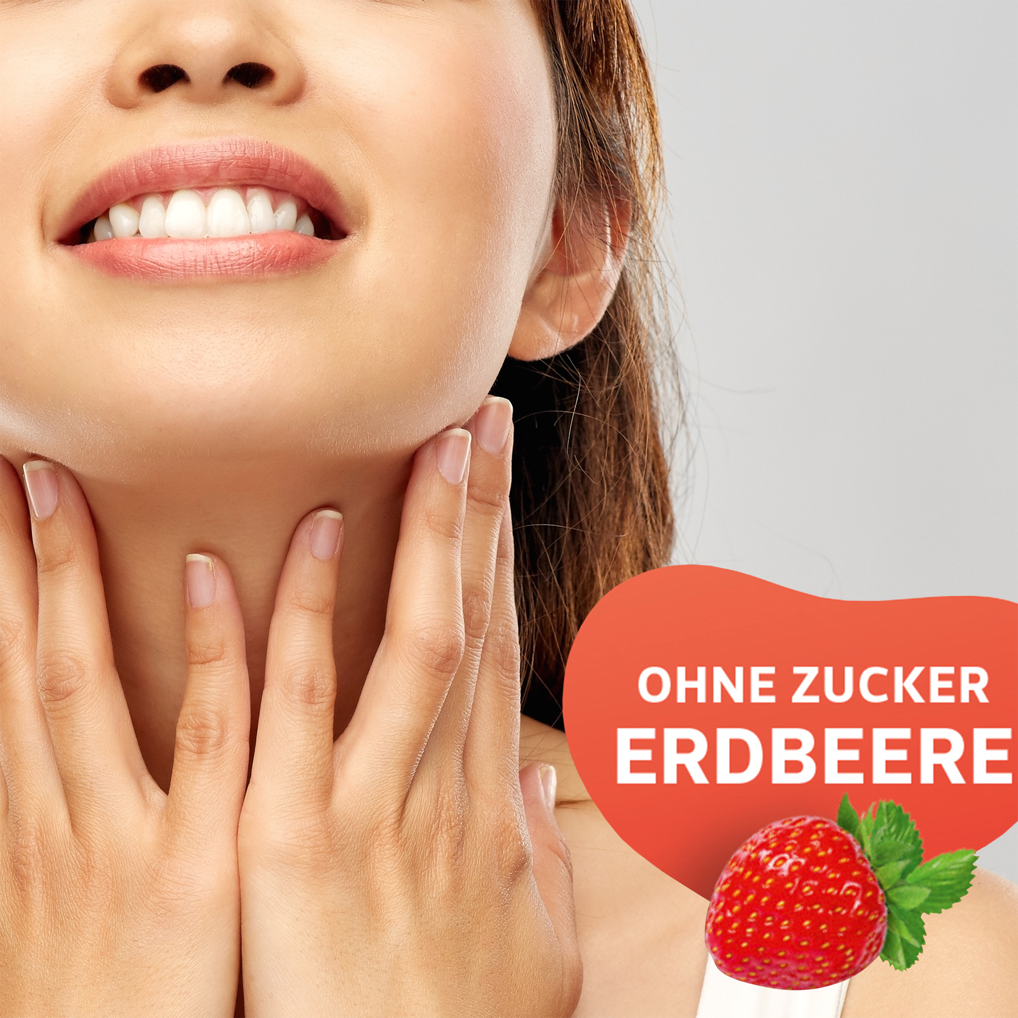 Close up vom Hals einer lächelnden Frau mit Händen rechts und links und Störer mit Schrift und Erdbeere