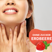Close up vom Hals einer lächelnden Frau mit Händen rechts und links und Störer mit Schrift und Erdbeere