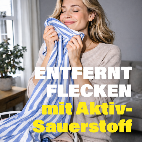 Frau riecht an blau weißem Kleidungsstück in Wohnung und Schrift