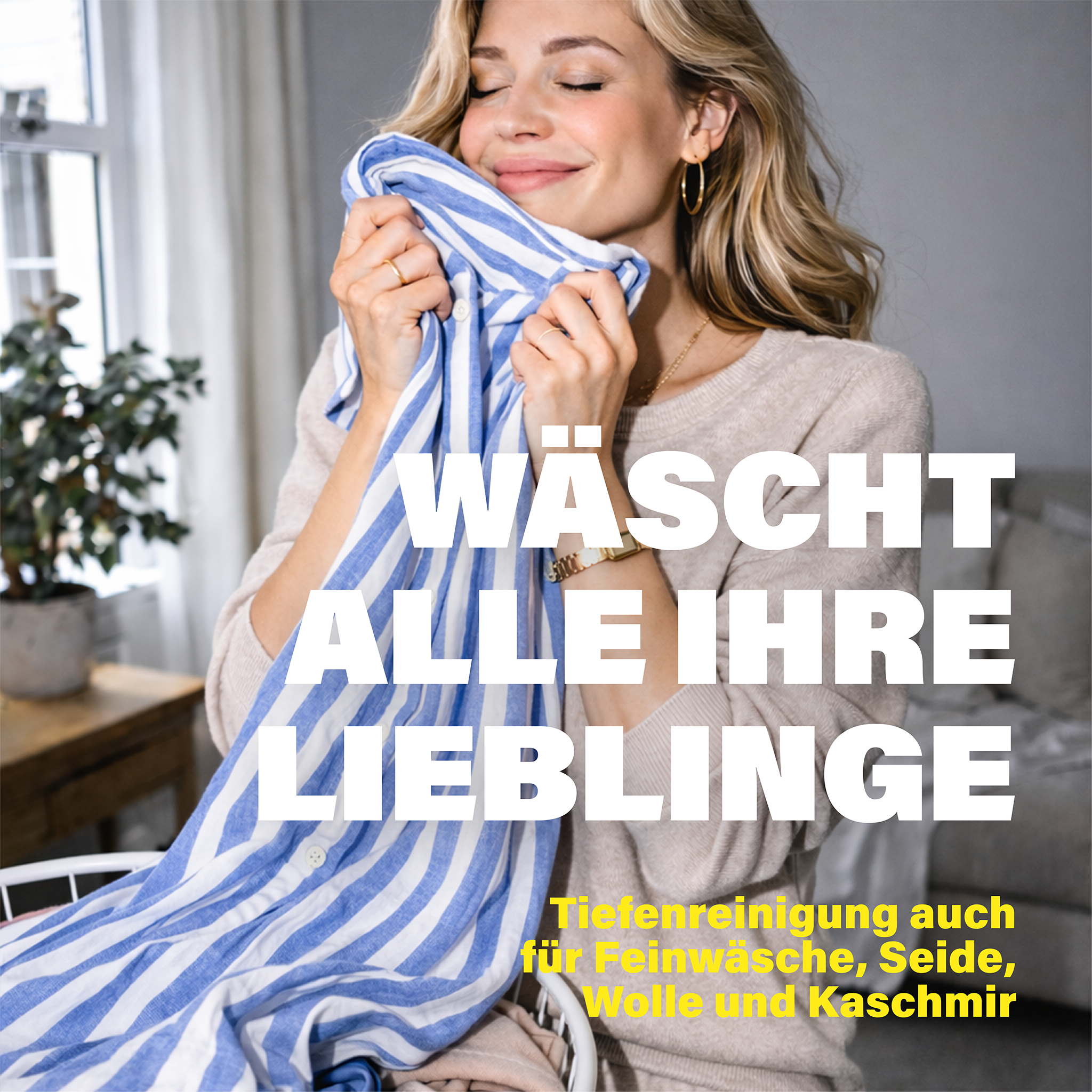 Frau riecht an blau weißem Kleidungsstück in Wohnung und Schrift
