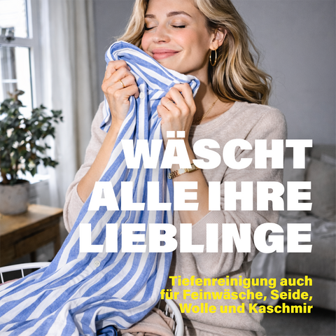 Frau riecht an blau weißem Kleidungsstück in Wohnung und Schrift