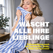 Frau riecht an blau weißem Kleidungsstück in Wohnung und Schrift