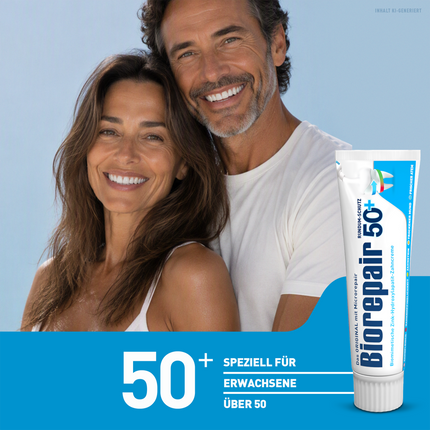 Biorepair Zahncreme Complete Protection 50 + – 12x75ml neben Schrift auf blauem Balken vor Bild von Paar über 50