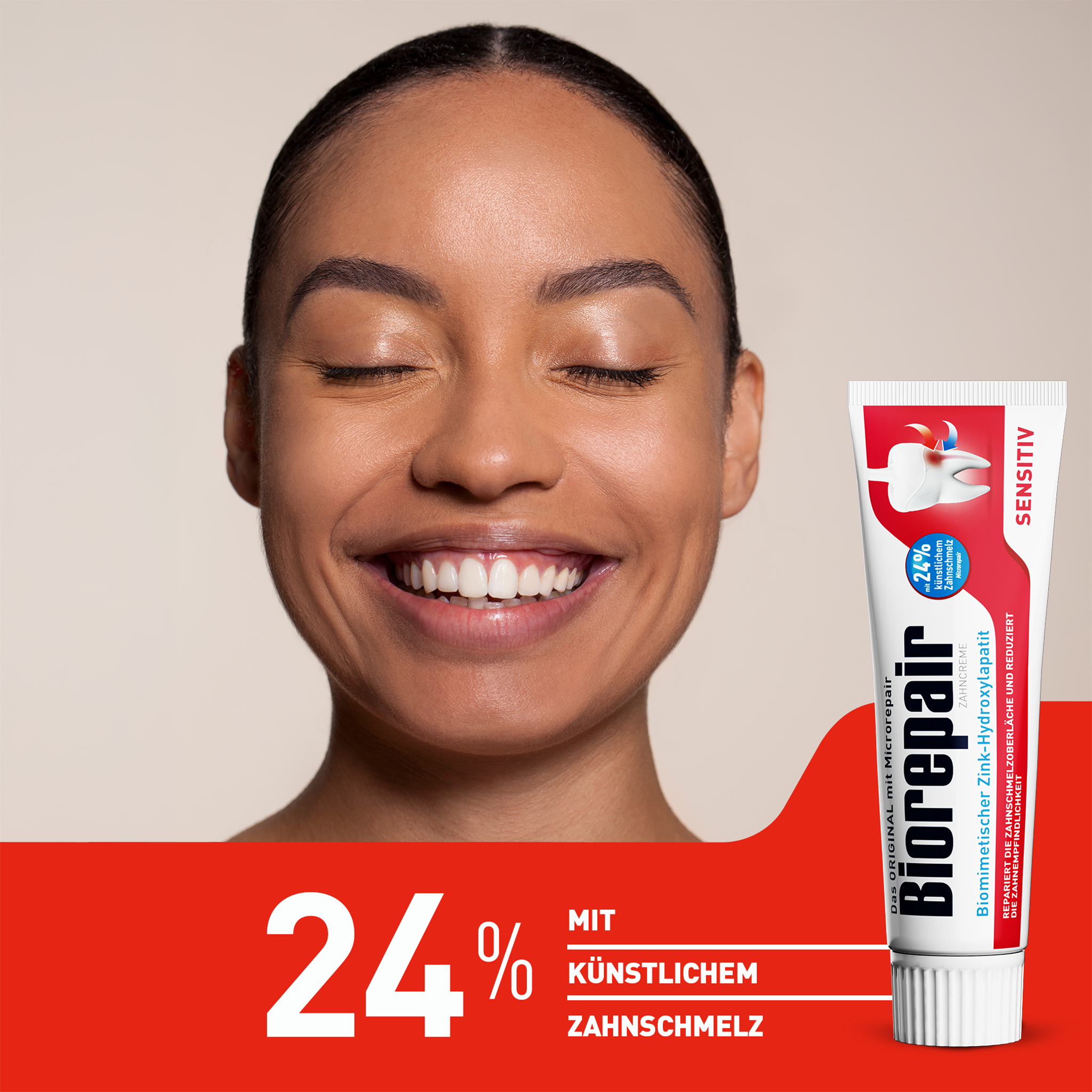 Biorepair Zahncreme Sensitive Teeth neben Schrift auf blauem Balken vor Bild von lächelnder Frau mit geschlossenen Augen