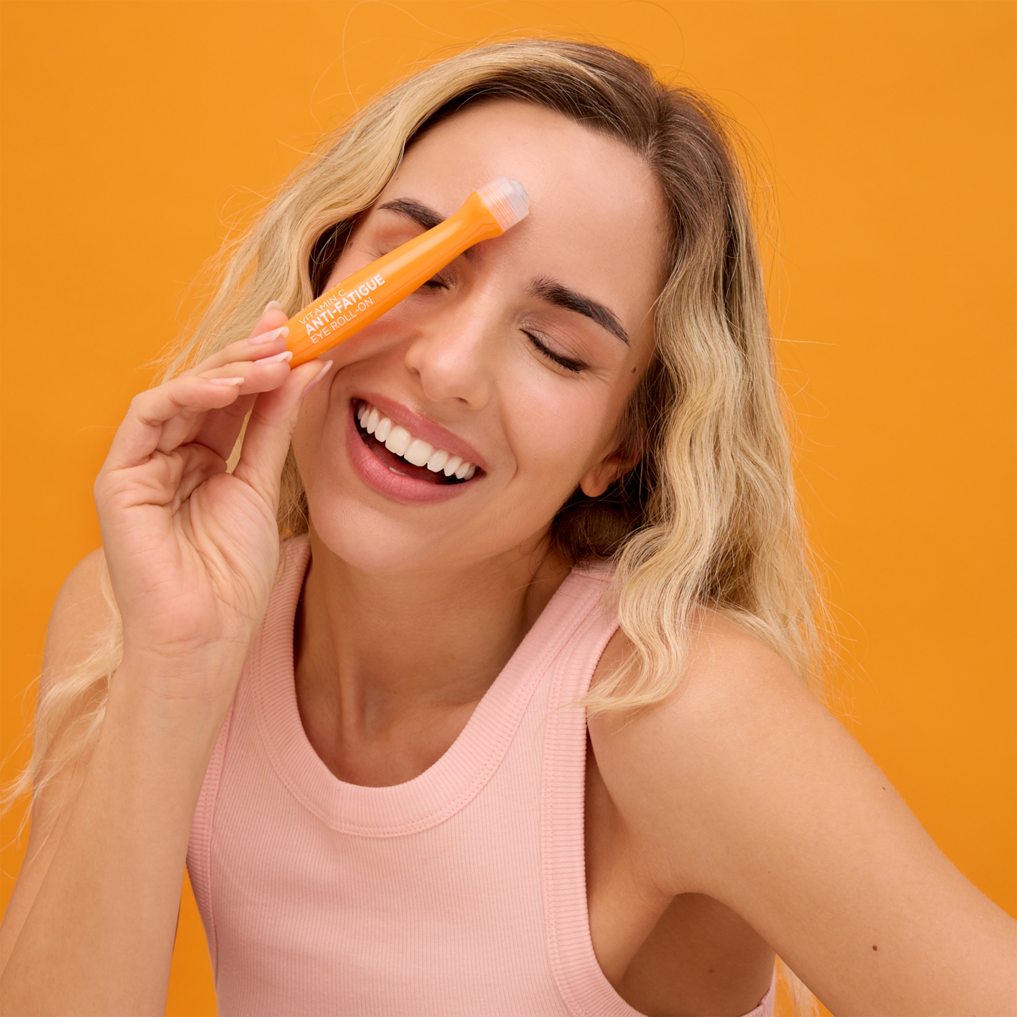 Frau mit Biovène ANTI-FATIGUE vor orangefarbenen Grund mit geschlossenen Augen
