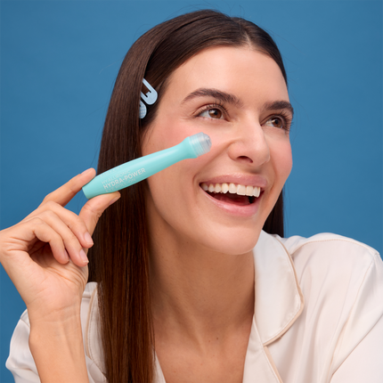 Frau  mit Biovène HYDRA-POWER vor blauem Hintergrund