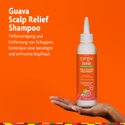 Cantu Guava & Ginger Pre-Cleanse Treatment - 180ml 400ml auf Hand und Schrift vor orangefarbenen Hintergrund und bunte Leiste am unteren Rand