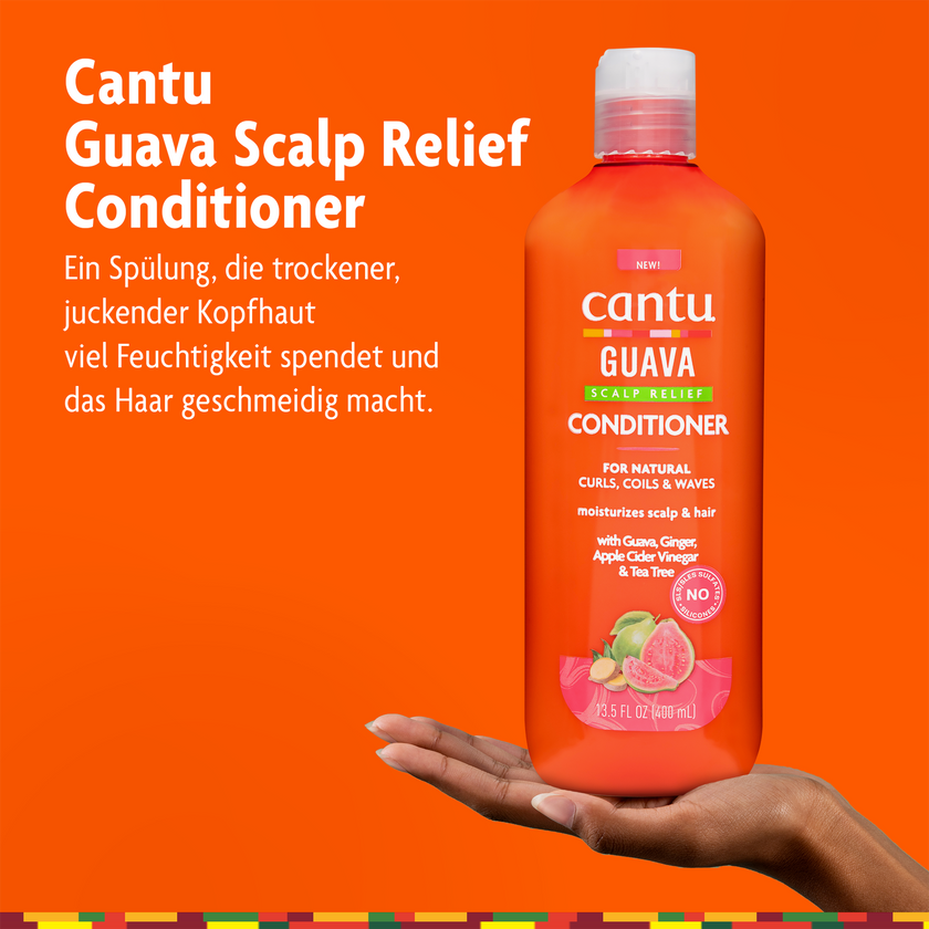 Cantu Guava & Ginger Scalp Relief Conditioner - 400ml auf Hand und Schrift vor orangefarbenen Hintergrund und bunte Leiste am unteren Rand