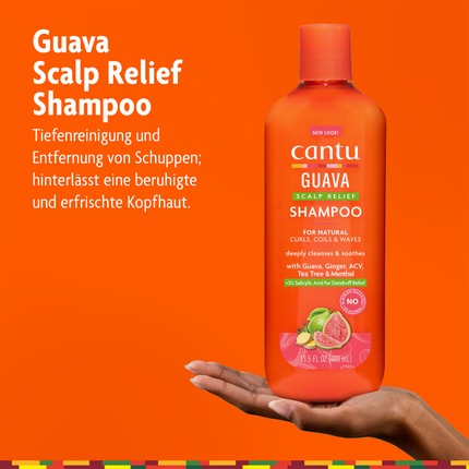 Cantu Guava Scalp Relief Shampoo - 400ml auf Hand und Schrift vor orangefarbenen Hintergrund und bunte Leiste am unteren Rand