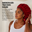 Frau mit Cantu Microfiber Drying Cap und Schrift vor beigem Hintergrund