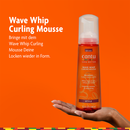 Cantu Wave Whip Curling Mousse - 248ml auf Hand, Schrift auf orangefarbenem Grund