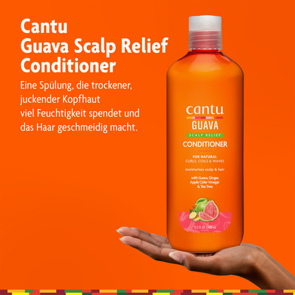Cantu Guave Kopfhautpflege Conditioner - 400ml auf Hand und Schrift und orangefarbenem Grund