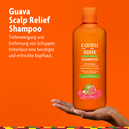 Cantu Guave Kopfhautpflege Shampoo - 400ml auf Hand und Schrift vor orangefarbenem Grund