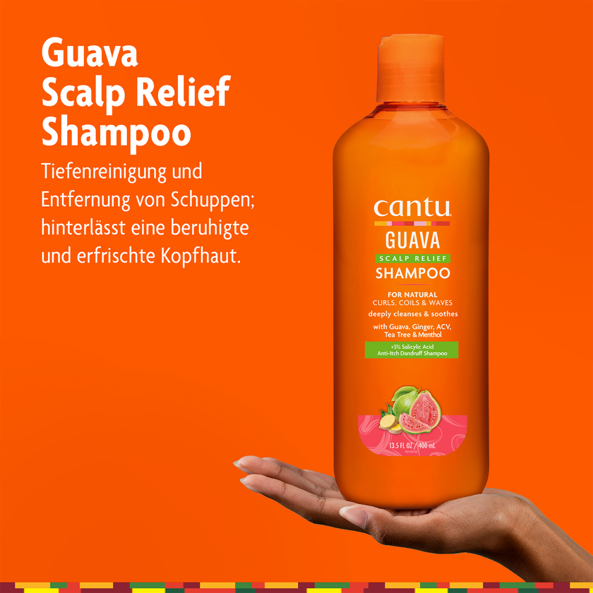 Cantu Guave Kopfhautpflege Shampoo - 400ml auf Hand und Schrift vor orangefarbenem Grund