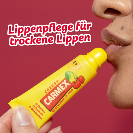 Frau die Carmex Cherry aufträgt und Schrift