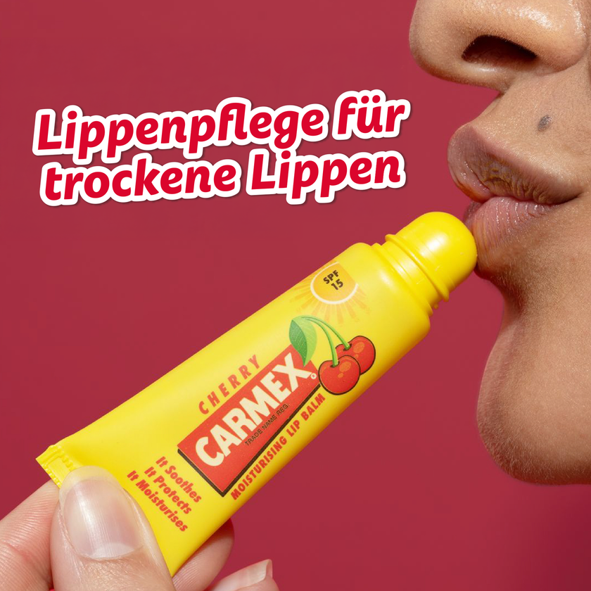 Frau die Carmex Cherry aufträgt und Schrift