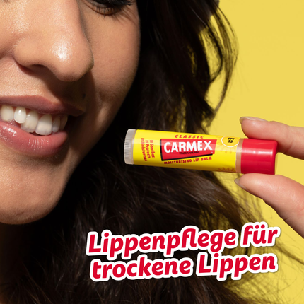 Frau die Carmex Classic Stick hochhält und Schrift
