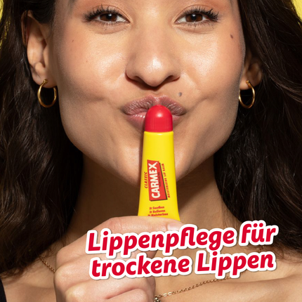 Frau die Carmex Classic Tube küsst