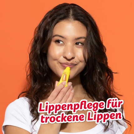 Frau die Carmex Peach Mango aufträgt