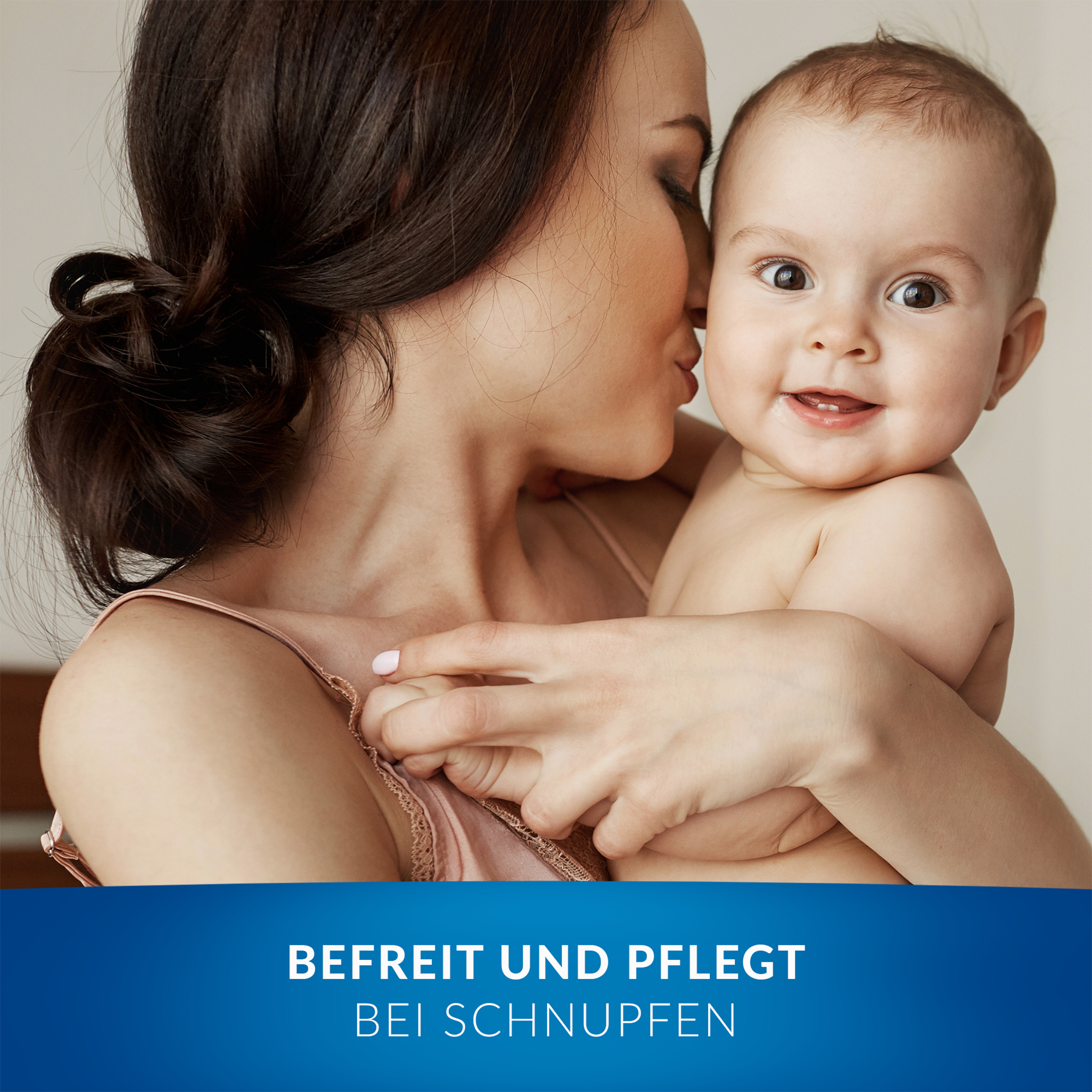 Frau mit Baby im Arm, im Vordergrund Schrift auf Balken