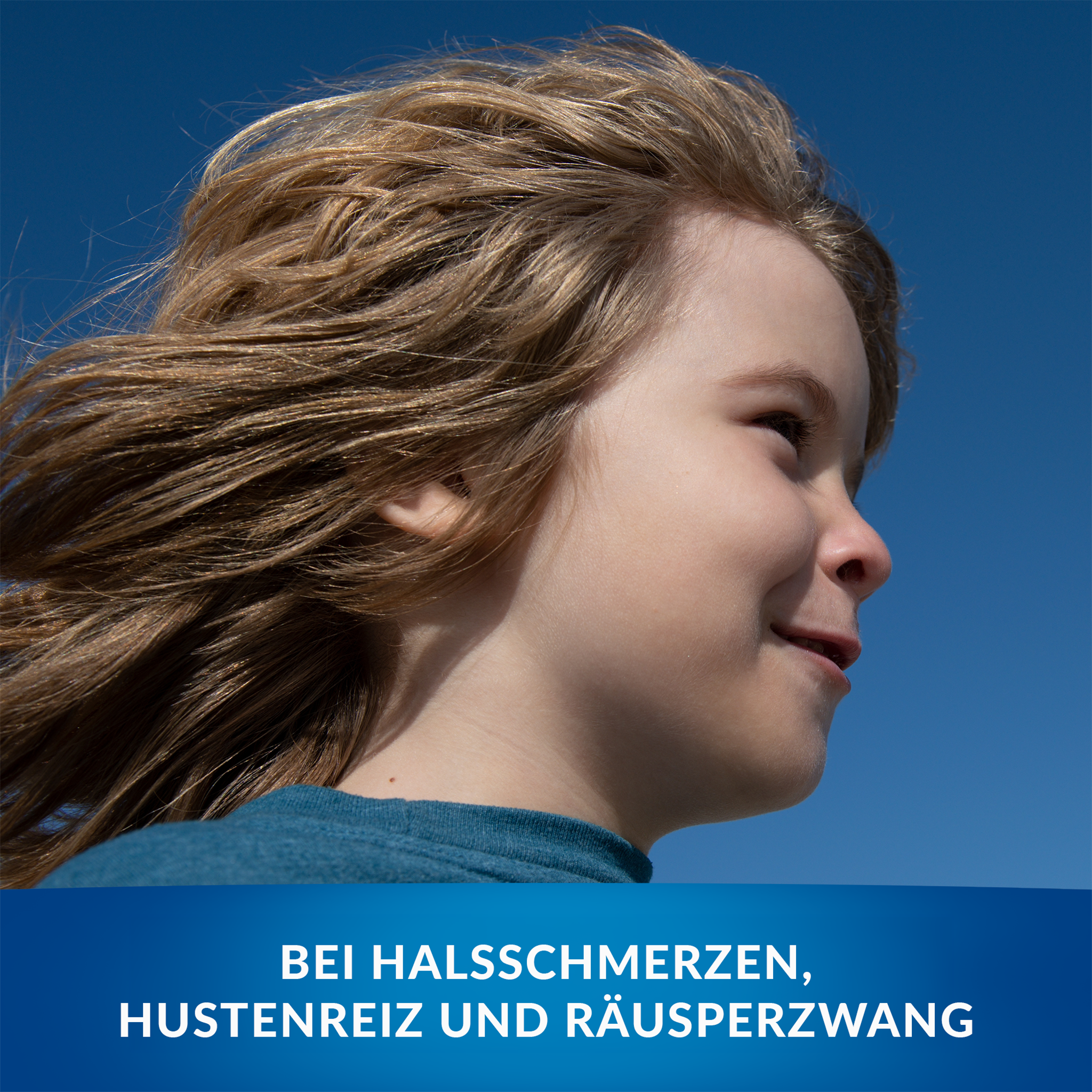 Profil eines Kindes mit Himmel im Hintergrund und farbiger Balken mit Schrift