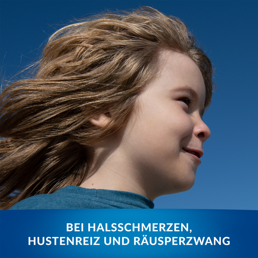 Profil eines Kindes mit Himmel im Hintergrund und farbiger Balken mit Schrift