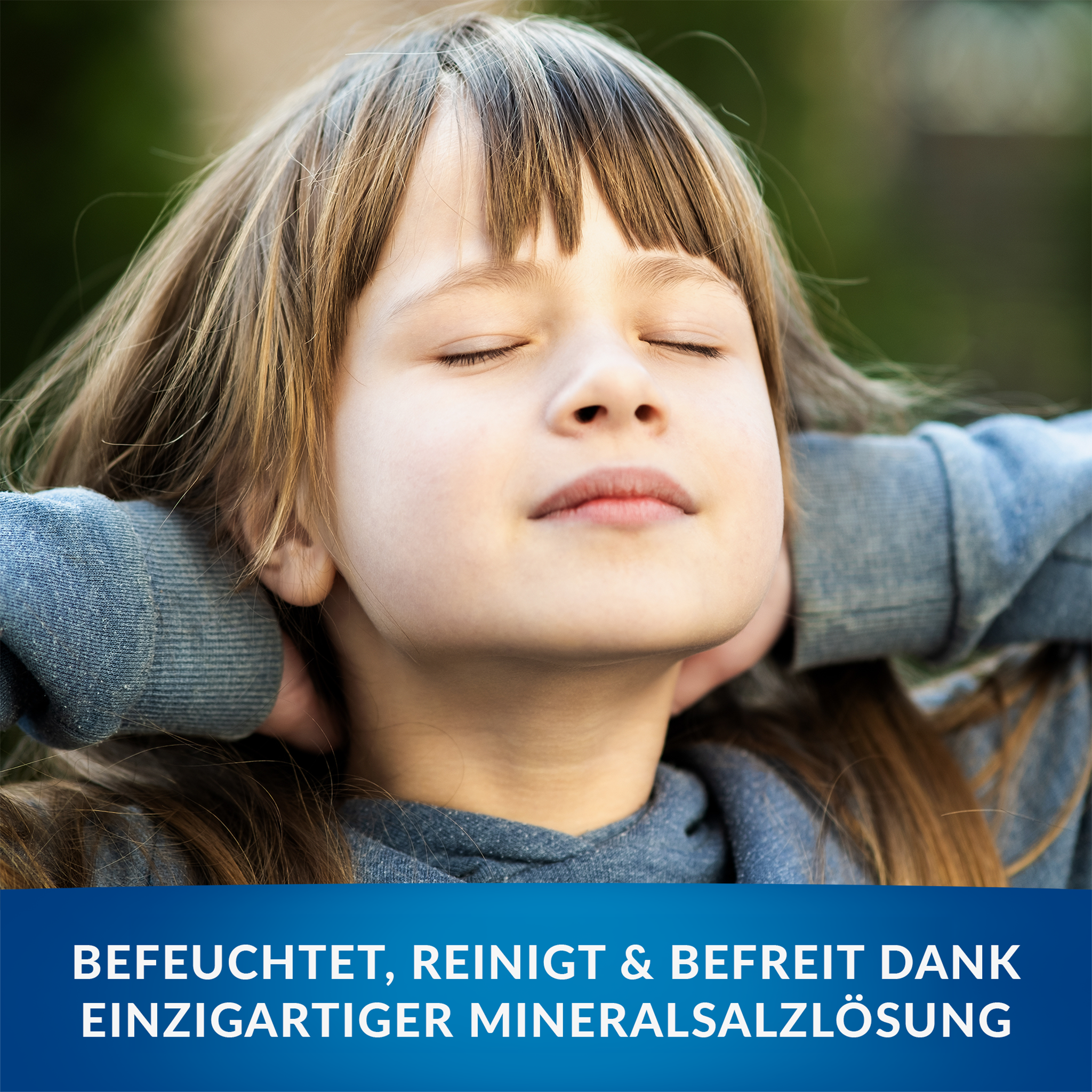 Kind mit Händen am Nacken in der Natur, atmend und weiße Schrift auf Balken