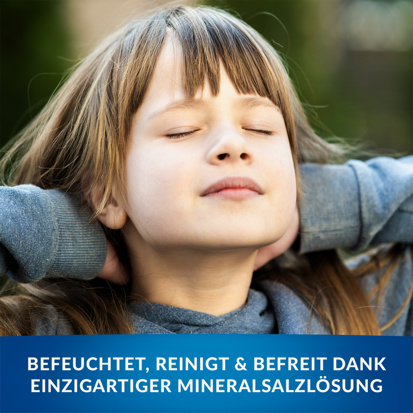 Kind mit Händen am Nacken in der Natur, atmend und weiße Schrift auf Balken