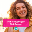 Lächelnde Frau und Balken mit Schrift