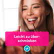Frau schminkt sich lächelnd und Balken mit Schrift