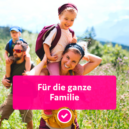 Familie beim wandern und Schrift auf Balken