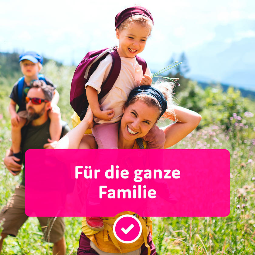 Familie beim wandern und Schrift auf Balken