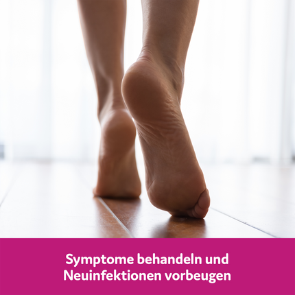 Nackte Füße laufend auf Holzboden, Balken mit Schrift