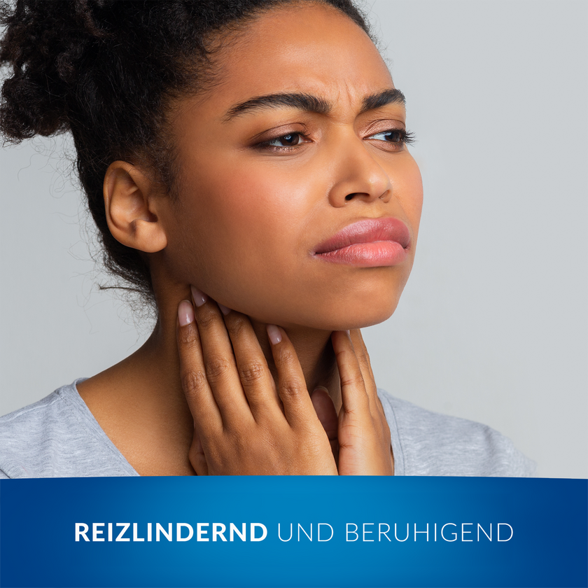 kränkliche Frau reibt sich den Hals, im Vordergrund Balken mit Schrift