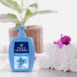 Felce Azzurra Flüssigseife White Musk Moisturizing neben Handtüchern