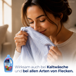 Frau riecht an Shirt, Felce Azzurra Colorwaschmittel und Schrift auf weißem Verlauf