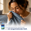 Frau riecht an Kleidungsstück, Felce Azzurra Weichspüler XXL Pura Fresc - 1840ml und Schrift auf weißem Verlauf unten
