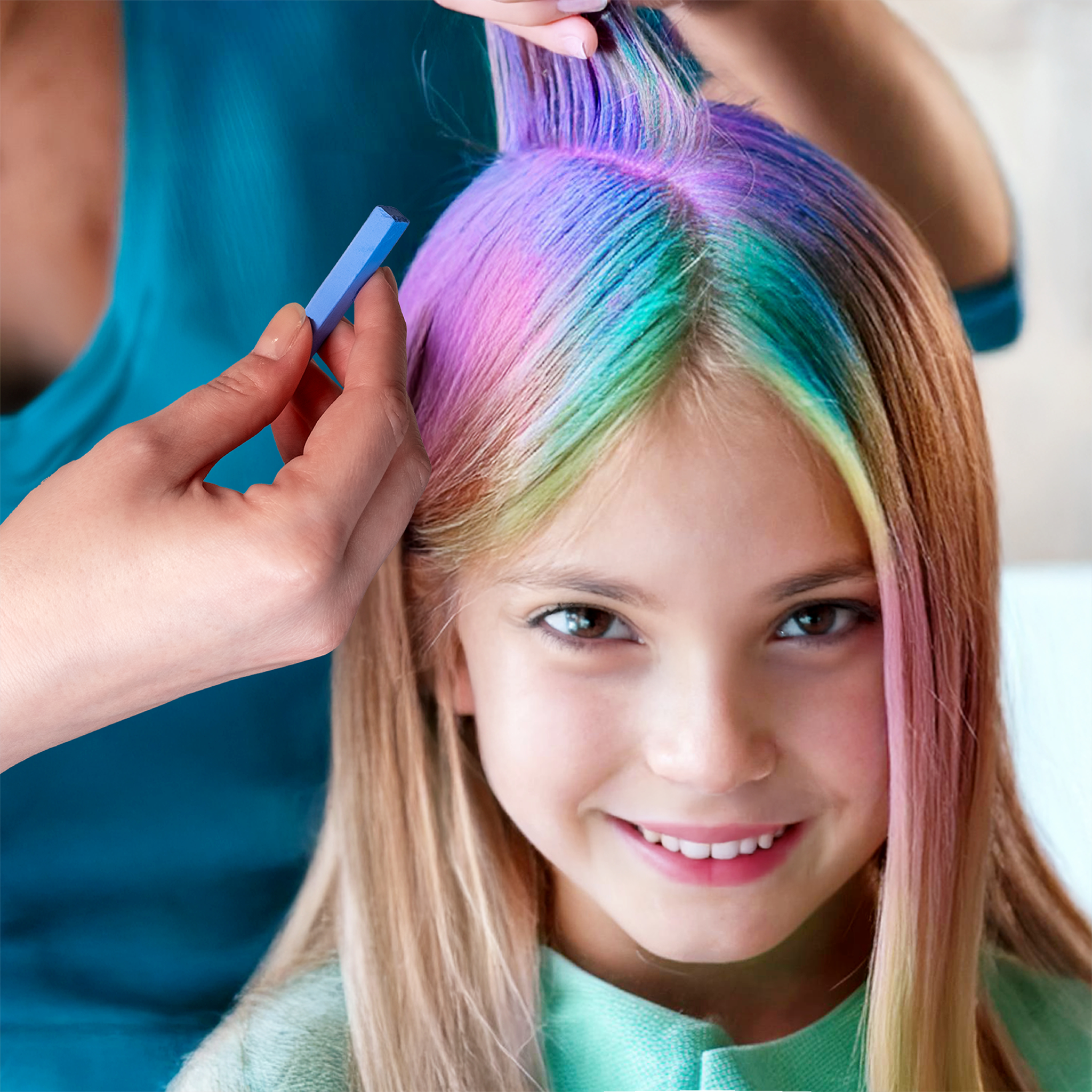 Frau mit Haarkreide in der Hand mal Kind die Haare bunt