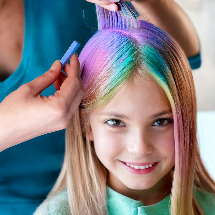 Frau mit Haarkreide in der Hand mal Kind die Haare bunt