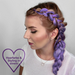 Frau mit I Heart Revolution Rainbow Tones Lilac in den Haaren und Herz mit Schrift