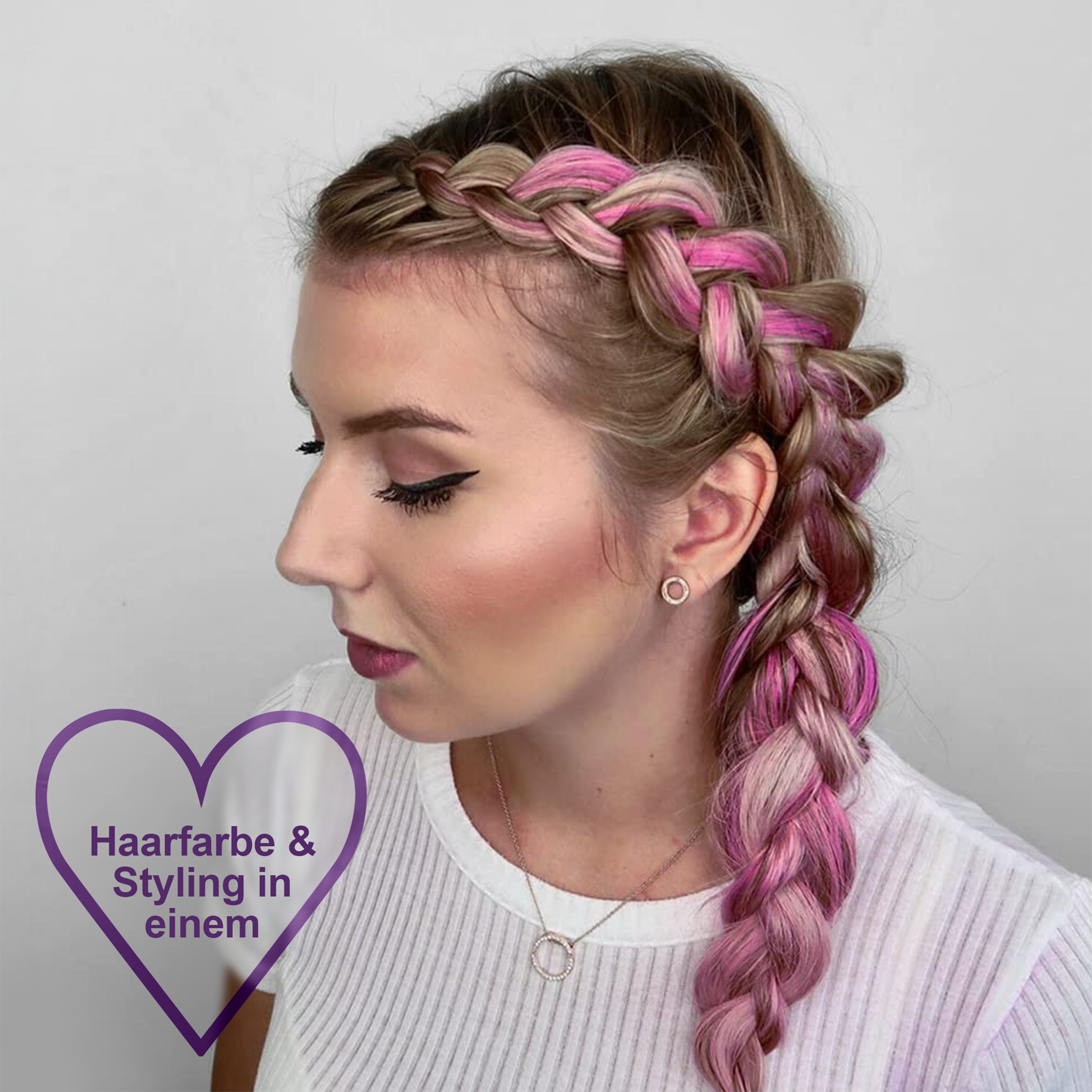 Frau mit I Heart Revolution Rainbow Paste Purple Wings in den Haaren und Herz mit Text
